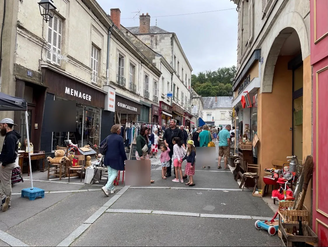 Rue des brocanteurs à La Chartre-sur-le-Loir